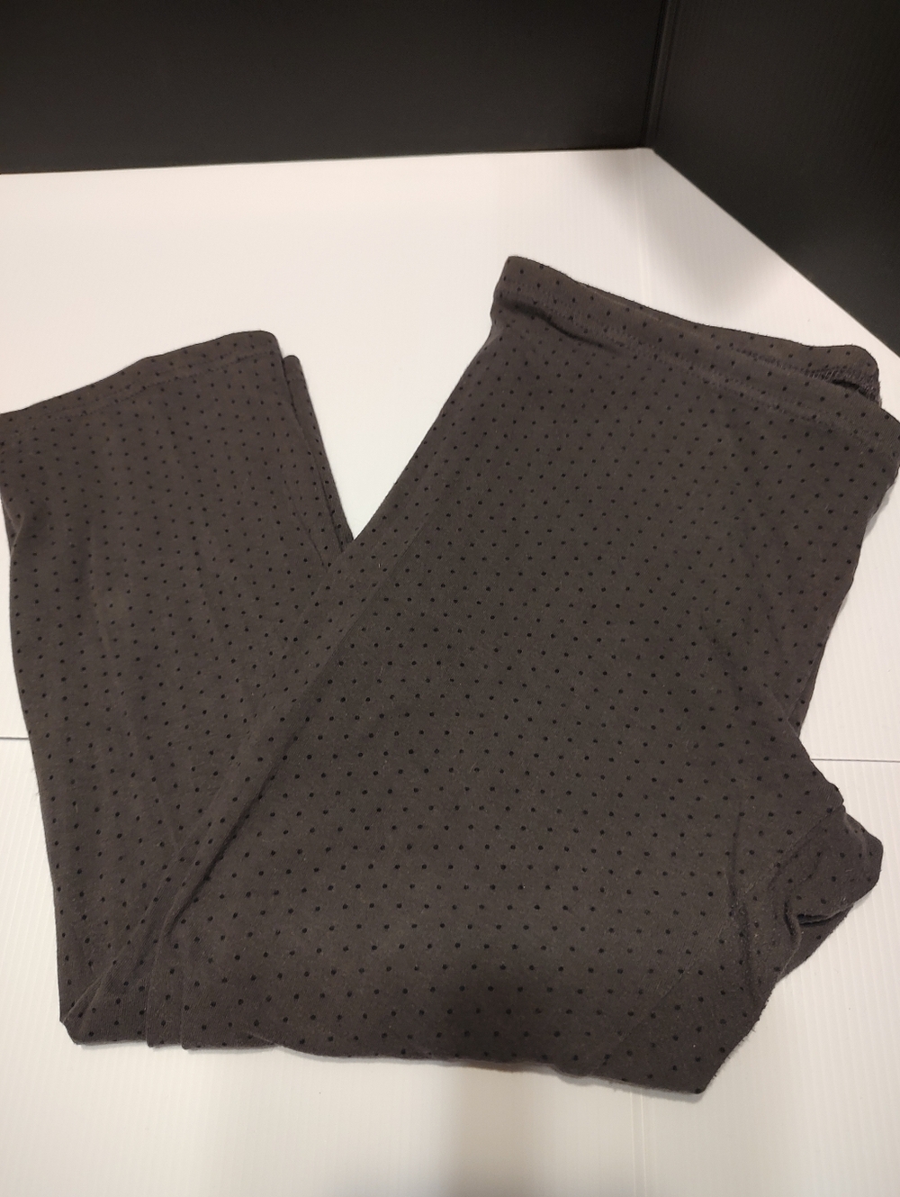 🩶🐈‍⬛🩶 Adorable Comfy Charcoal Grey & Black Polka Dot Capri Yoga Leggings - S